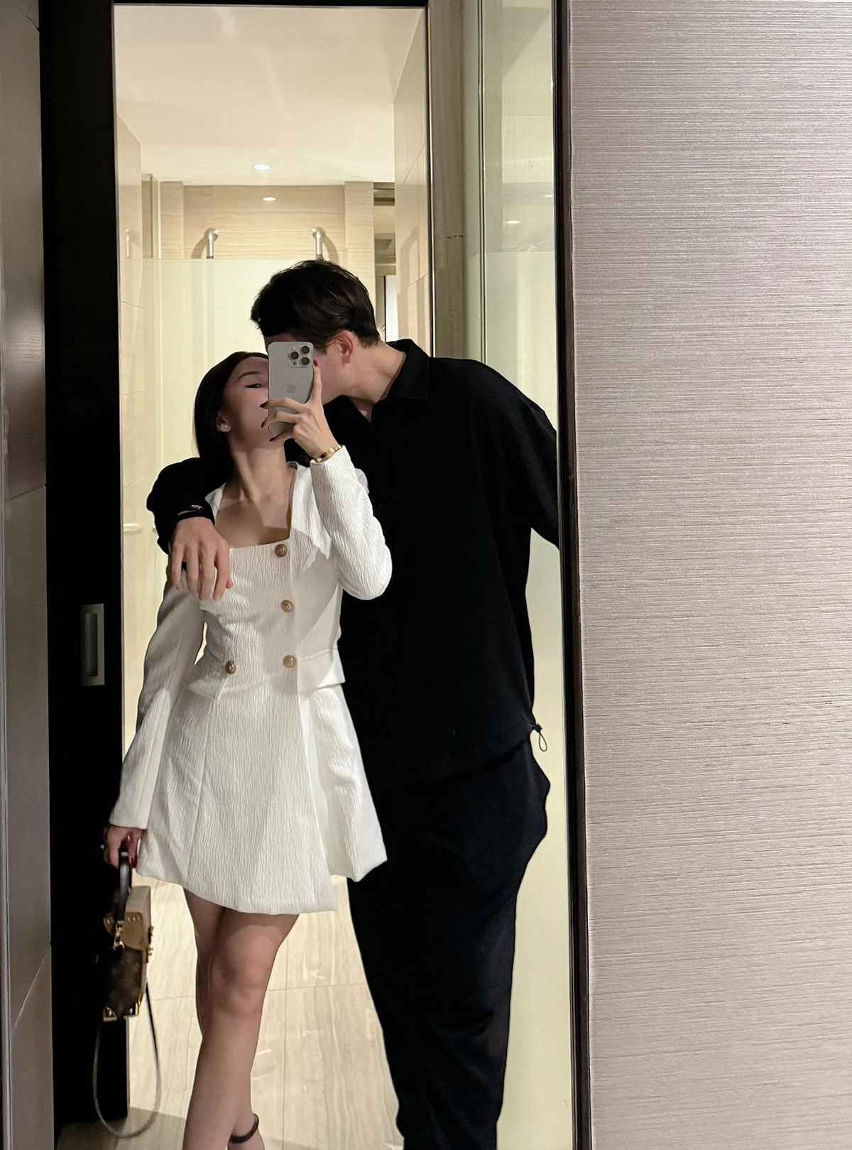 6 năm yêu đương trong kín đáo, mới đây cuối cùng cặp đôi cũng chịu thoải mái công khai chuyện tình của mình trước công chúng. Cả 2 thường xuyên đăng ảnh tình tứ cạnh nhau.