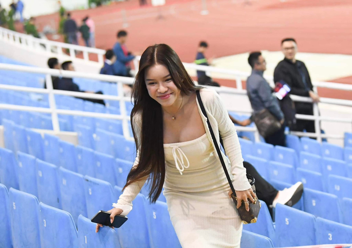 Nàng WAGs cũng thường đến sân để xem và cổ vũ thi đấu cho bạn trai.