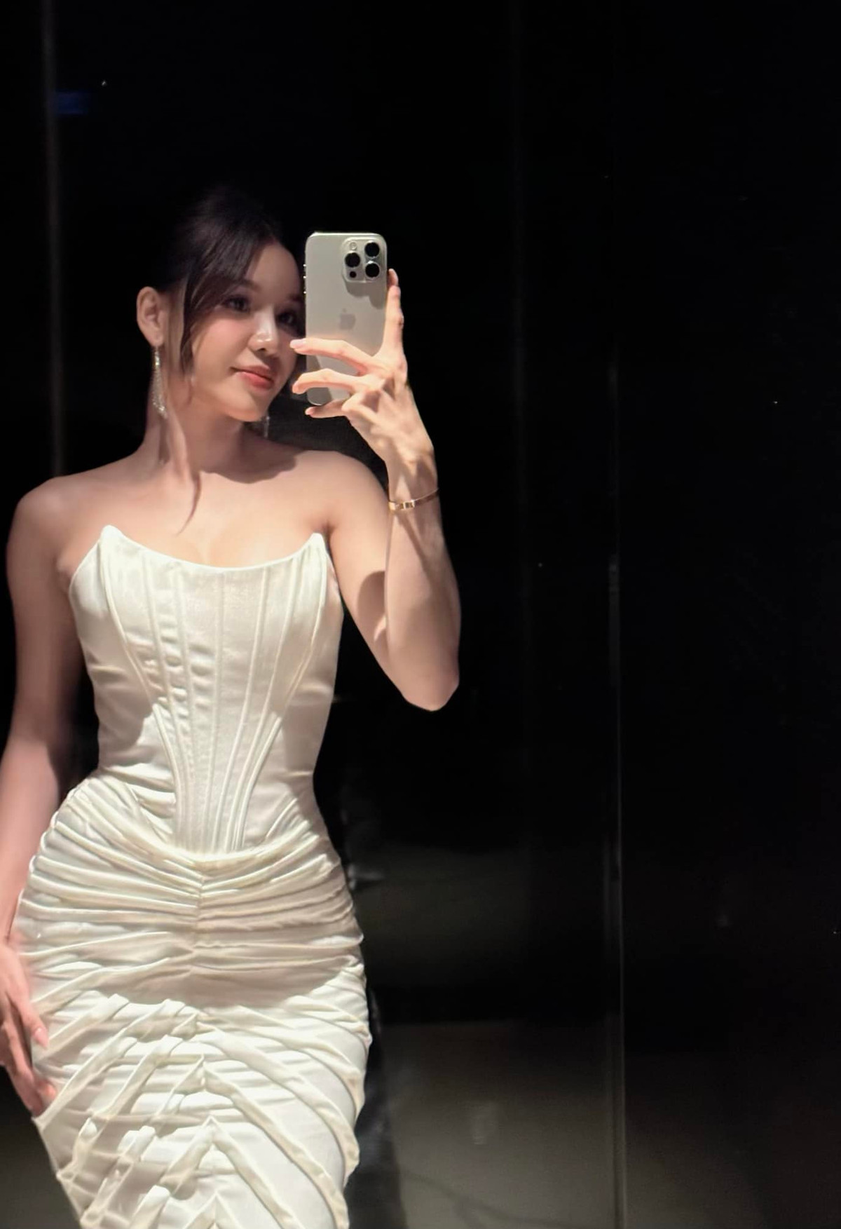 Nhờ hình thể cân đối, Yến Xuân dễ dàng cân mọi oufit.