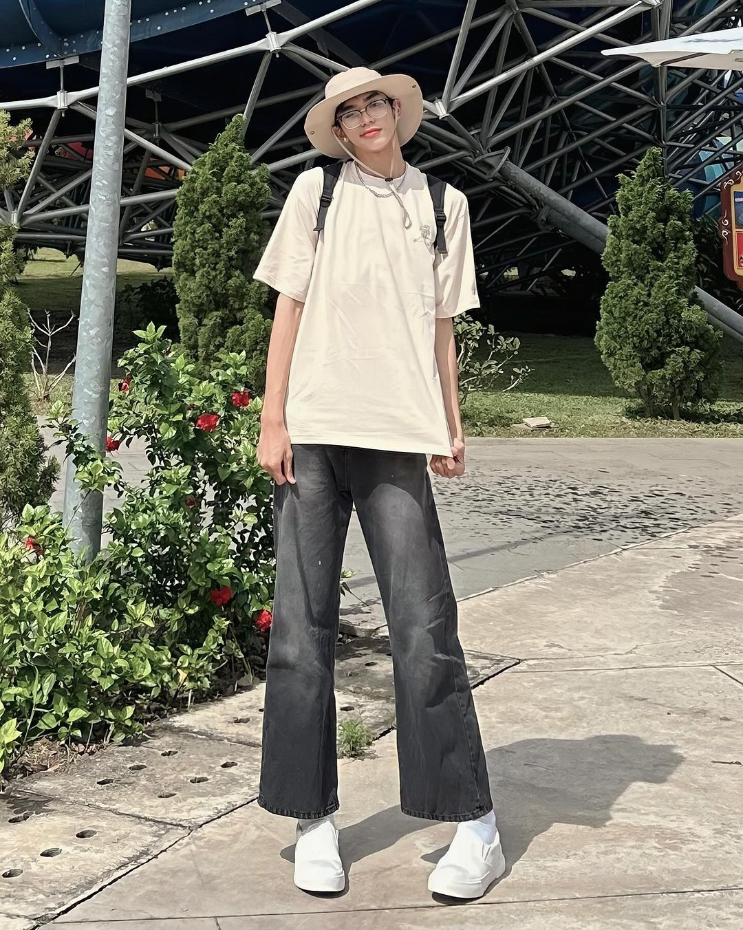 Không cần phải sử dụng app để kéo chân vì đôi chân của Trung đã dài sẵn.