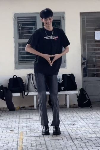 Chú Bin Sắp 2M là Phạm Thanh Trung, sinh năm 2004. Anh chàng đang theo học ngành Quan hệ công chúng tại trường ĐH Văn Lang (TP.HCM). Tài khoản TikTok của Thanh Trung hiện có gần 801 nghìn người theo dõi và tổng cộng gần 23 triệu lượt yêu thích.