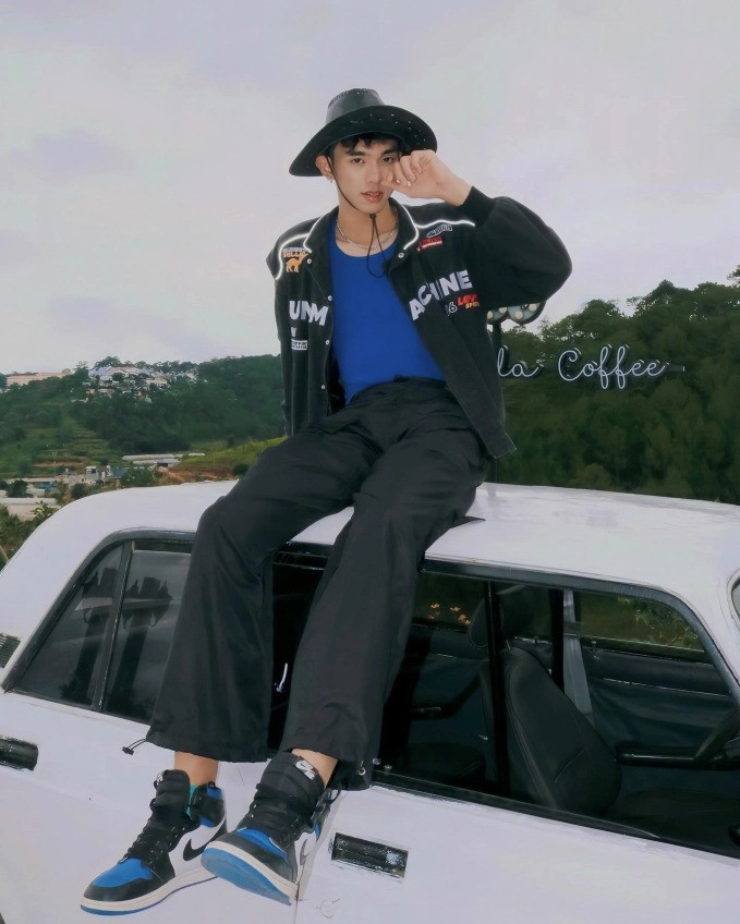 Ngoài ra Trung cũng là người mẫu tại một số show thời trang.