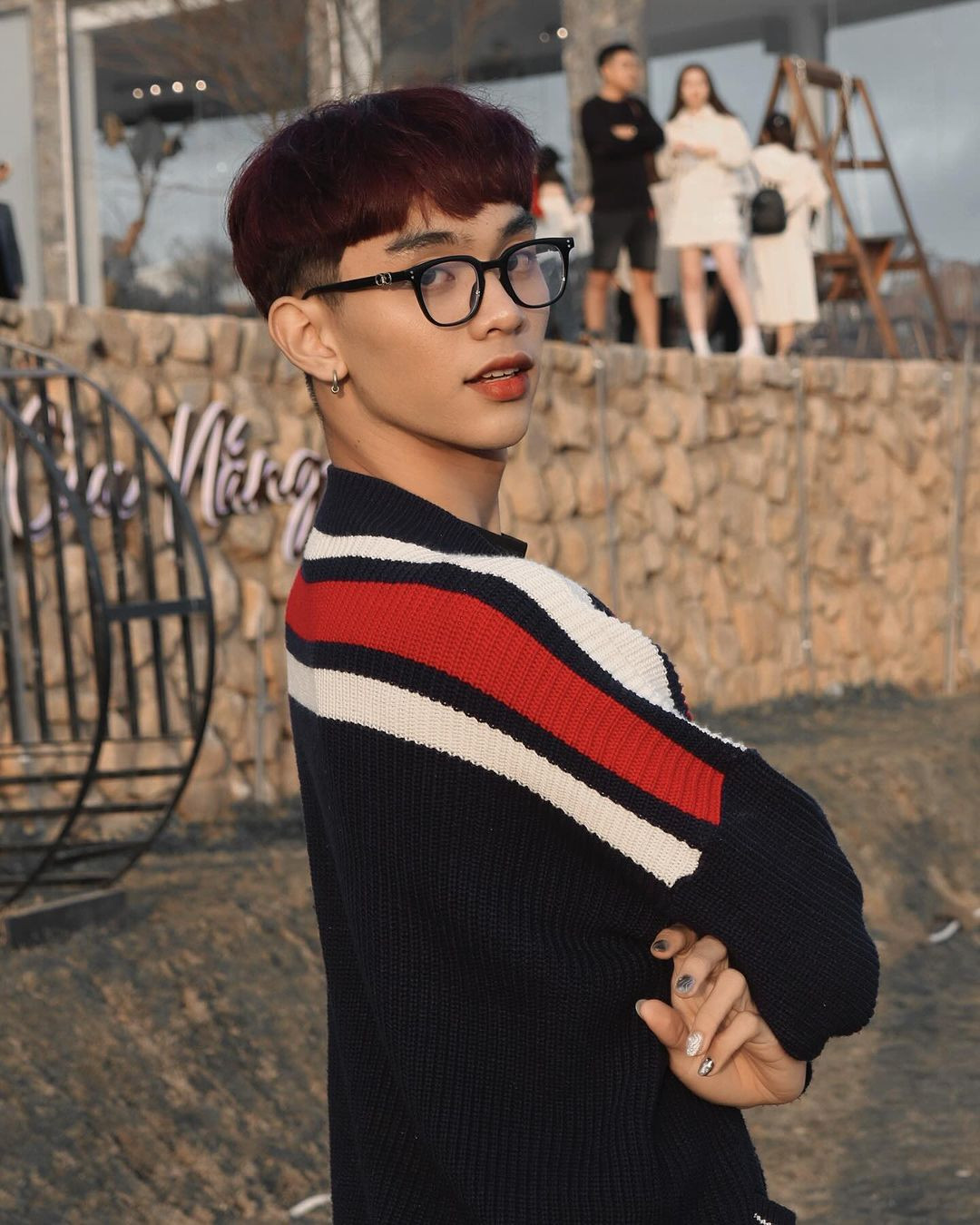 Sở hữu chiều cao vượt trội mang lại cho cậu chàng lợi thế và cơ hội nghề nghiệp, tuy nhiên chiều cao quá khổ cũng gây ra cho Trung một trở ngại duy nhất là chuyện mua quần áo. Sở hữu chiều cao khủng nhưng thân hình của anh chàng lại khá "mỏng", nên những item nào vừa chiều dài thì lại hơi rộng.