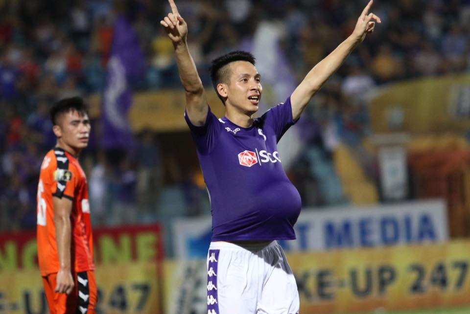 Trước đó, Hùng Dũng nhiều lần ăn mừng bàn thắng theo phong cách "nịnh vợ" khiến người hâm mộ thích thú. Anh từng nhét bóng vào áo giả dáng bà bầu và cùng Quế Ngọc Hải ru con trên sân cỏ.