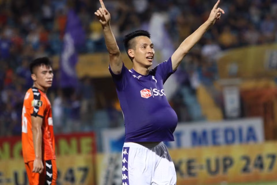 Trước đó, Hùng Dũng nhiều lần ăn mừng bàn thắng theo phong cách "nịnh vợ" khiến người hâm mộ thích thú. Anh từng nhét bóng vào áo giả dáng bà bầu và cùng Quế Ngọc Hải ru con trên sân cỏ.