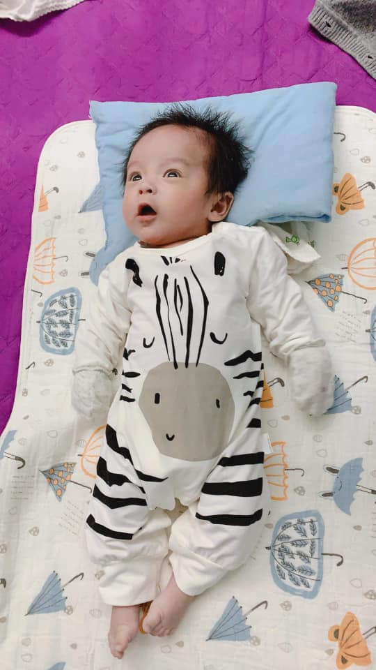 Đăng tải một loạt những tấm hình cảm xúc sau trận đấu nhưng "ông bố của năm" vẫn không quên chèn thêm bức ảnh con trai vào trong bài viết.