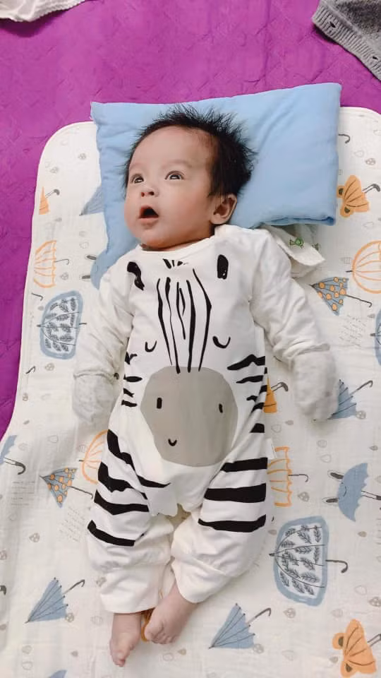 Đăng tải một loạt những tấm hình cảm xúc sau trận đấu nhưng "ông bố của năm" vẫn không quên chèn thêm bức ảnh con trai vào trong bài viết.