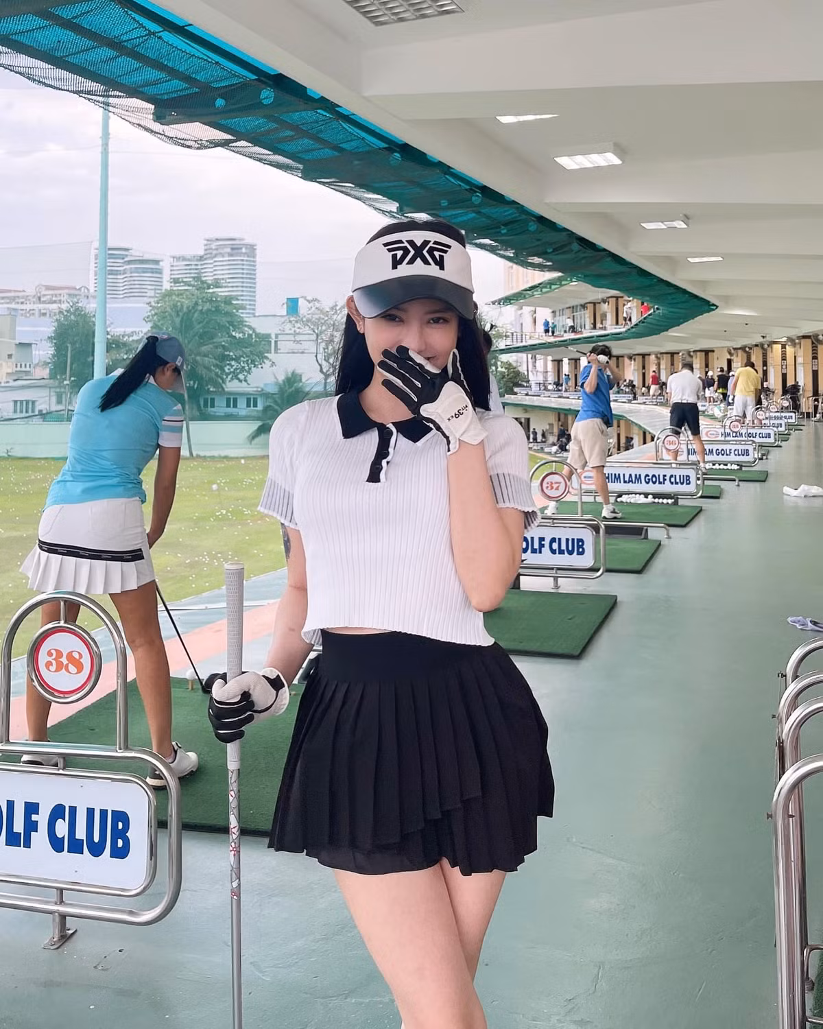 Cô nàng cũng gia nhập bộ môn dành cho giới nhà giàu là golf.
