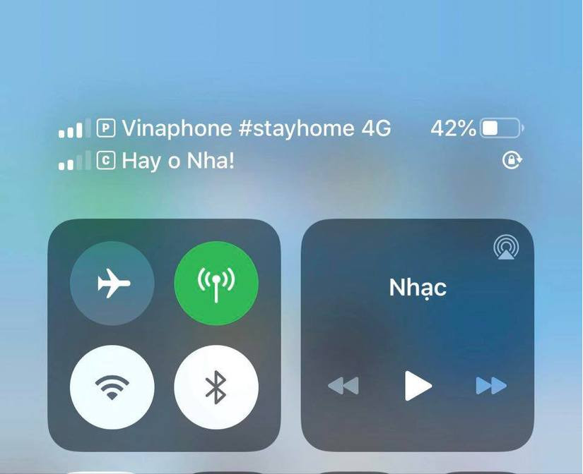 Việc dòng chữ "Hãy ở nhà" hiện lên ngay trên điện thoại giúp người dân ghi nhớ hơn về việc hạn chế ra đường để tránh đại dịch COVID-19 lân lan diện rộng.