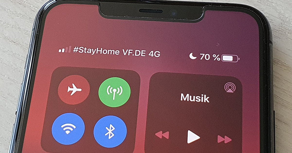 "Chắc có lẽ các nhà mạng biết mình nghiêm chỉnh chấp hành quy định chống COVID-19 nên không đổi biểu tượng cho mình đây mà", "Bộ Y tế gần đây không thấy nhắn tin, giờ đến Viettel cũng không thèm quan tâm mình nữa rồi" - Dân mạng hài hước bình luận.