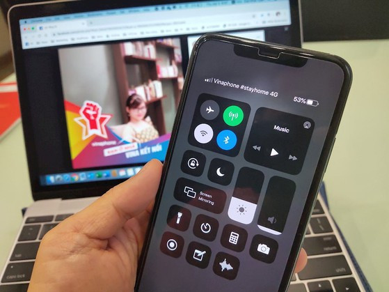 "Mỗi người truyền đến một người, hơn 40 triệu thuê bao của VinaPhone cùng nhau lan tỏa, tin rằng, cả cộng đồng sẽ nâng cao ý thức ở nhà chống dịch" - Đại diện VinaPhone cho biết.