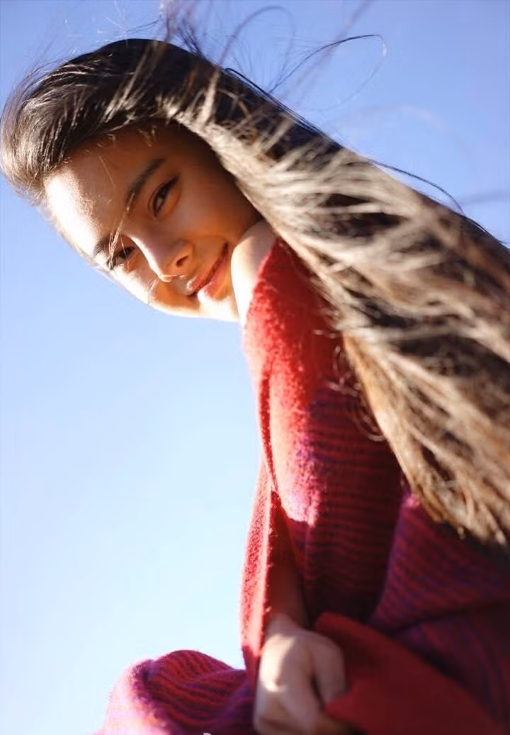 Tiếu Phàm Phàm, năm nay 20 tuổi, cung Nhân Mã, dân tộc Ngõa, hiện đang theo học ngành quản trị kinh doanh của Đại học Vân Nam, Trung Quốc.