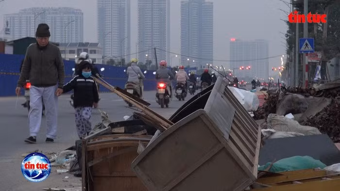 Bai rac thai lon, boc mui hoi thoi tren duong Nguyen Van Huyen keo dai-Hinh-3