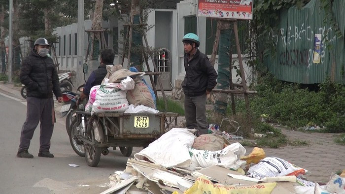 Bai rac thai lon, boc mui hoi thoi tren duong Nguyen Van Huyen keo dai