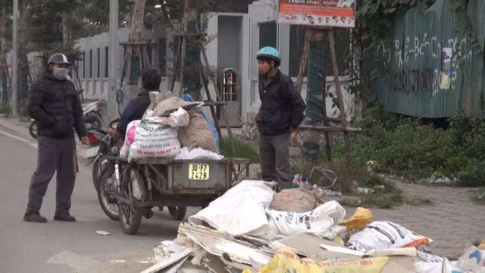 Bai rac thai lon, boc mui hoi thoi tren duong Nguyen Van Huyen keo dai