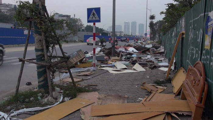 Bai rac thai lon, boc mui hoi thoi tren duong Nguyen Van Huyen keo dai-Hinh-4