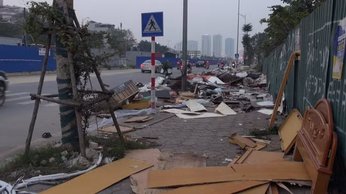 Bai rac thai lon, boc mui hoi thoi tren duong Nguyen Van Huyen keo dai-Hinh-4