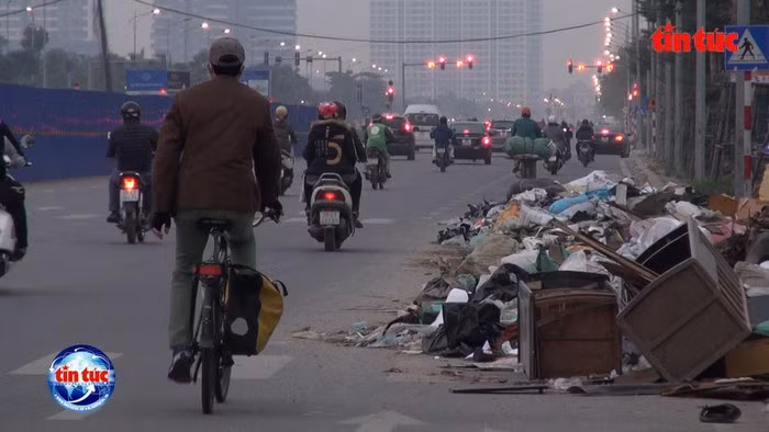 Bai rac thai lon, boc mui hoi thoi tren duong Nguyen Van Huyen keo dai-Hinh-5