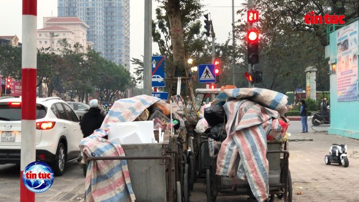 Bai rac thai lon, boc mui hoi thoi tren duong Nguyen Van Huyen keo dai-Hinh-6