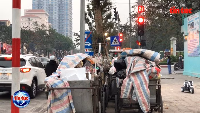 Bai rac thai lon, boc mui hoi thoi tren duong Nguyen Van Huyen keo dai-Hinh-6