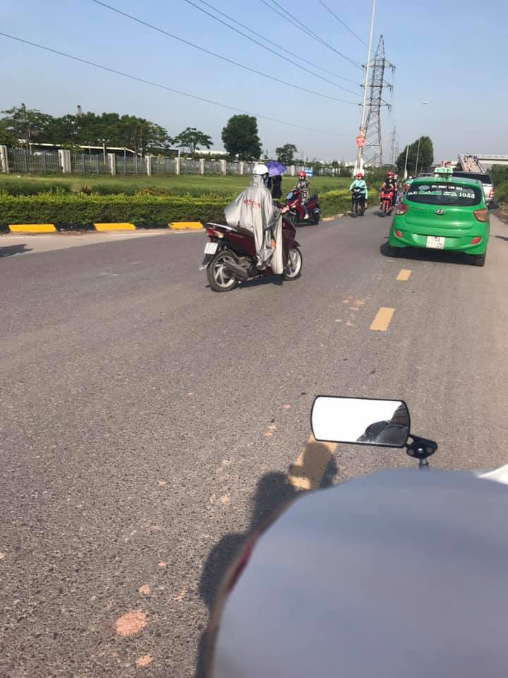 Mặc áo mưa giữa trời nắng, hình ảnh dễ dàng nhìn thấy trên đường vào mùa hè.