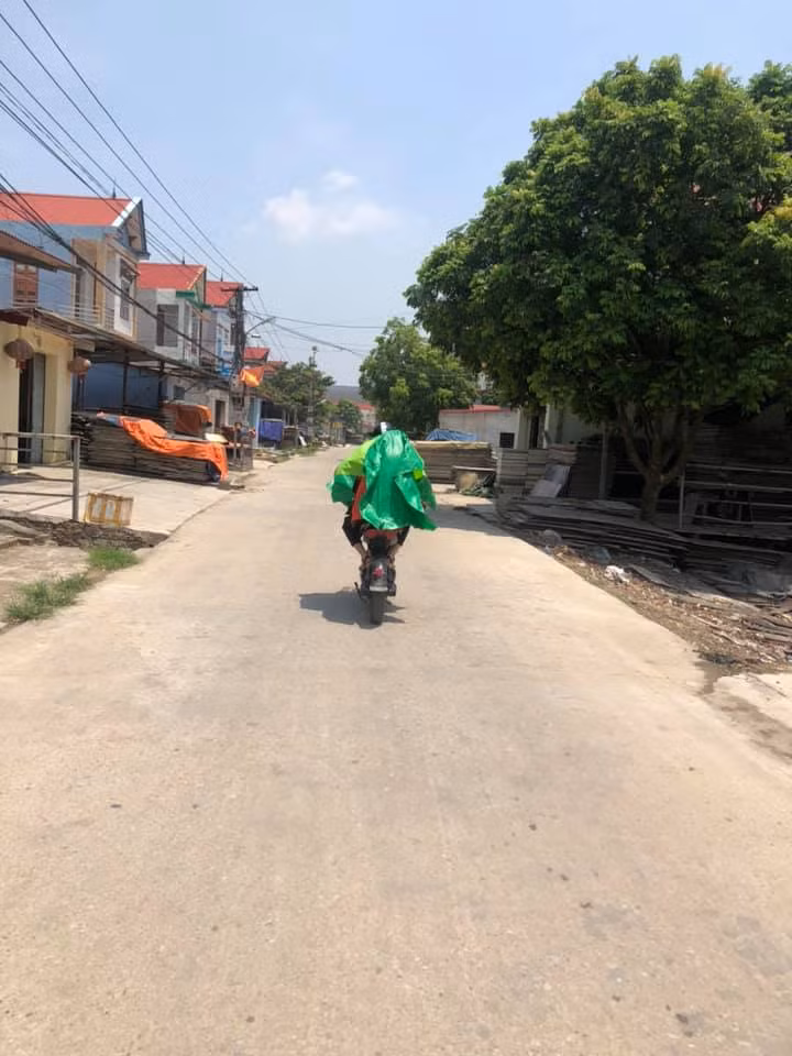 Áo mưa được bình chọn là vật dụng đa năng khi vừa tránh nắng, tránh mưa lại có thể... tránh luôn được công an khi bạn lỡ mặc đồng phục mà đi xe máy.