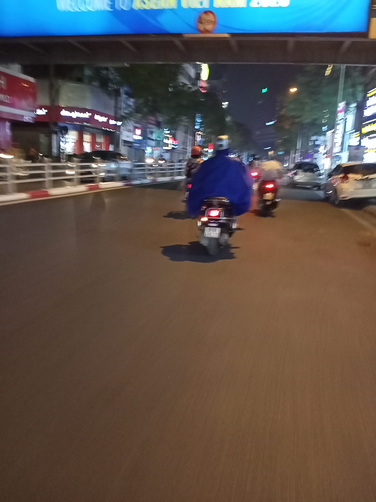 Không chỉ buổi sáng mà buổi tối, khi đã không còn ánh nắng của mặt trời, nhiều người tham gia giao thông vẫn kiên trì dùng cách này để tránh nóng.