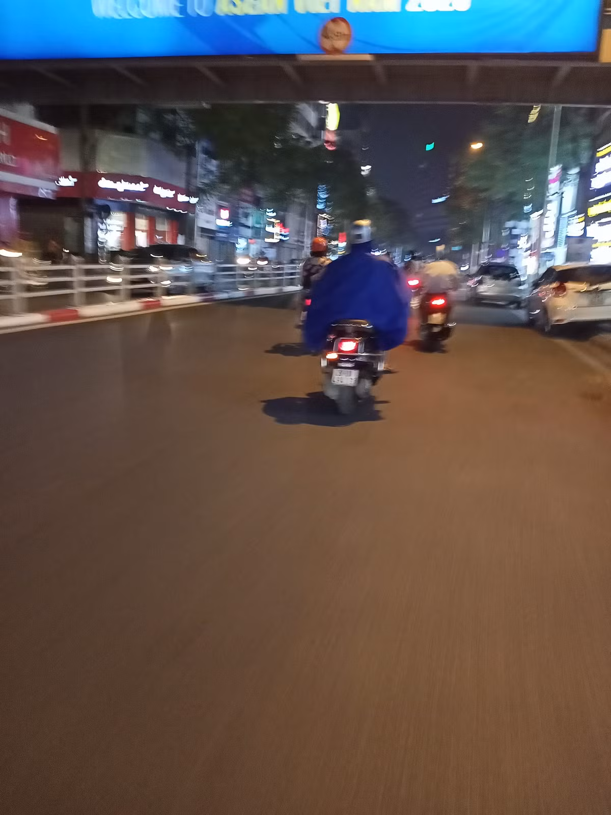 Không chỉ buổi sáng mà buổi tối, khi đã không còn ánh nắng của mặt trời, nhiều người tham gia giao thông vẫn kiên trì dùng cách này để tránh nóng.