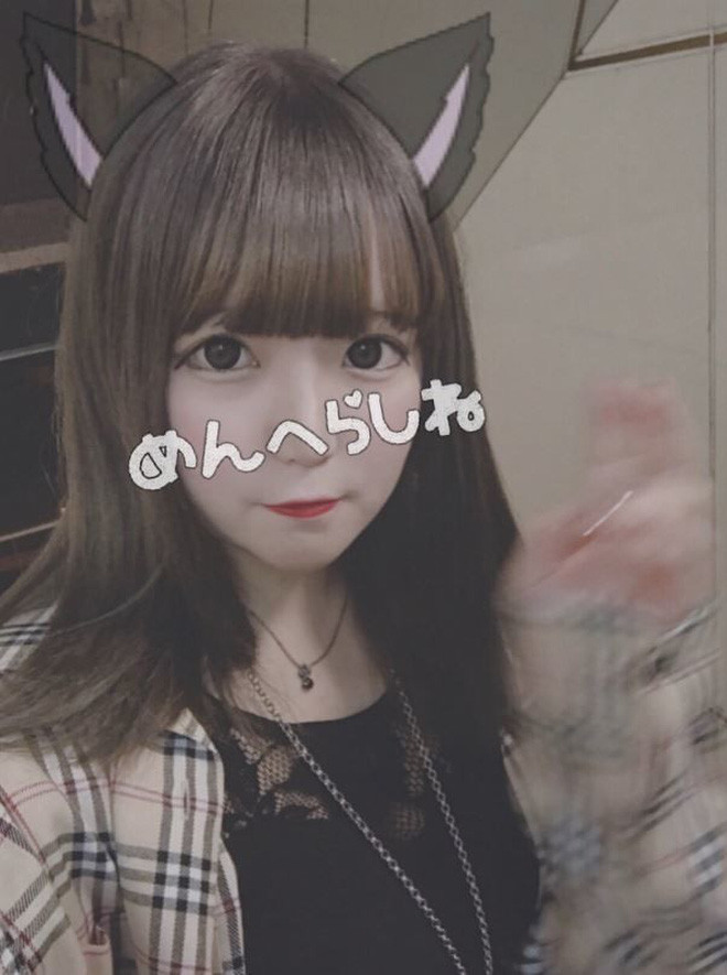 Trong hình ảnh ngoài đời thực, Aikatan mập mạp hơn, gương mặt tròn hơn, mắt nhỏ hơn, các đường nét cũng kém sắc hơn, khác xa hoàn toàn với cô gái thường xuyên xuất hiện trên MXH mà dân mạng thường thấy.