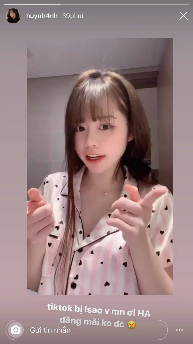 Mới đây nhất, cô gái này đã đăng tải đoạn clip biến hình theo trend ở nhà - ra đường. Khi ở nhà Huỳnh Anh ăn mặc rất bình thường, thế nhưng biến hình để đi ra đường thì cô lại chỉn chu hơn hẳn.