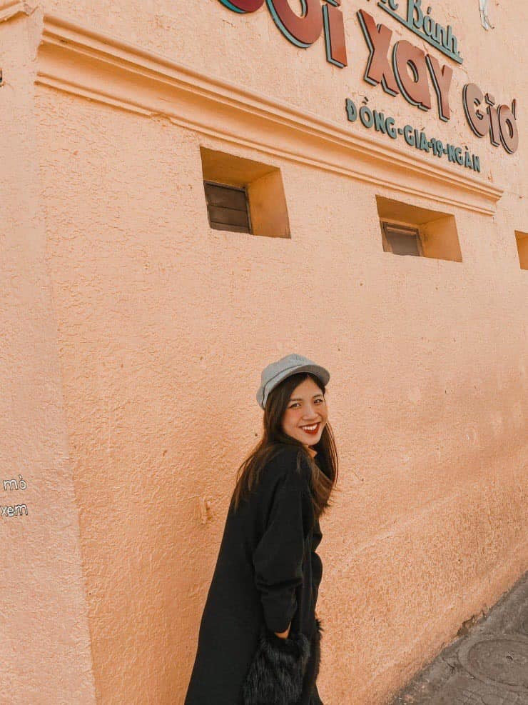 Năm 2016, Lan Thy lên đường sang Nhật theo học ngành Kinh tế tại Trường ĐH Quốc tế Tokyo.Hiện Lan Thy sống và làm việc ở TP.HCM.