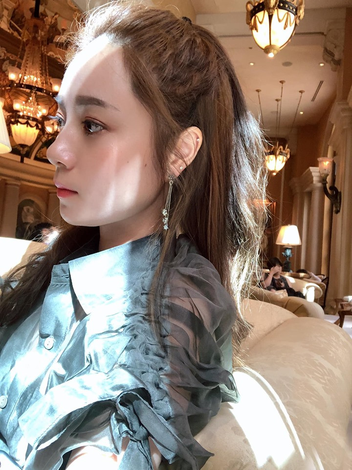 Cẩm Tú sở hữu vẻ ngoài xinh xắn, nhẹ nhàng cùng gu thời trang tinh tế. Vậy nên trong mỗi tấm hình, rich kid luôn toát lên thần thái của một cô nàng tiểu thư con nhà giàu chính hiệu.