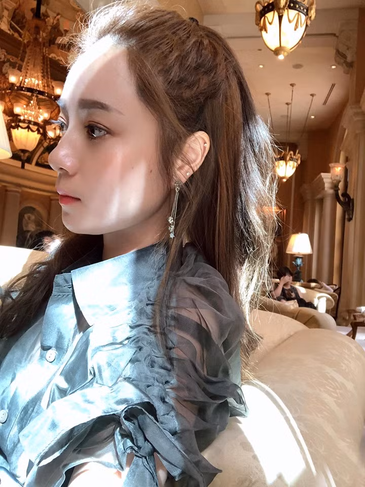 Cẩm Tú sở hữu vẻ ngoài xinh xắn, nhẹ nhàng cùng gu thời trang tinh tế. Vậy nên trong mỗi tấm hình, rich kid luôn toát lên thần thái của một cô nàng tiểu thư con nhà giàu chính hiệu.