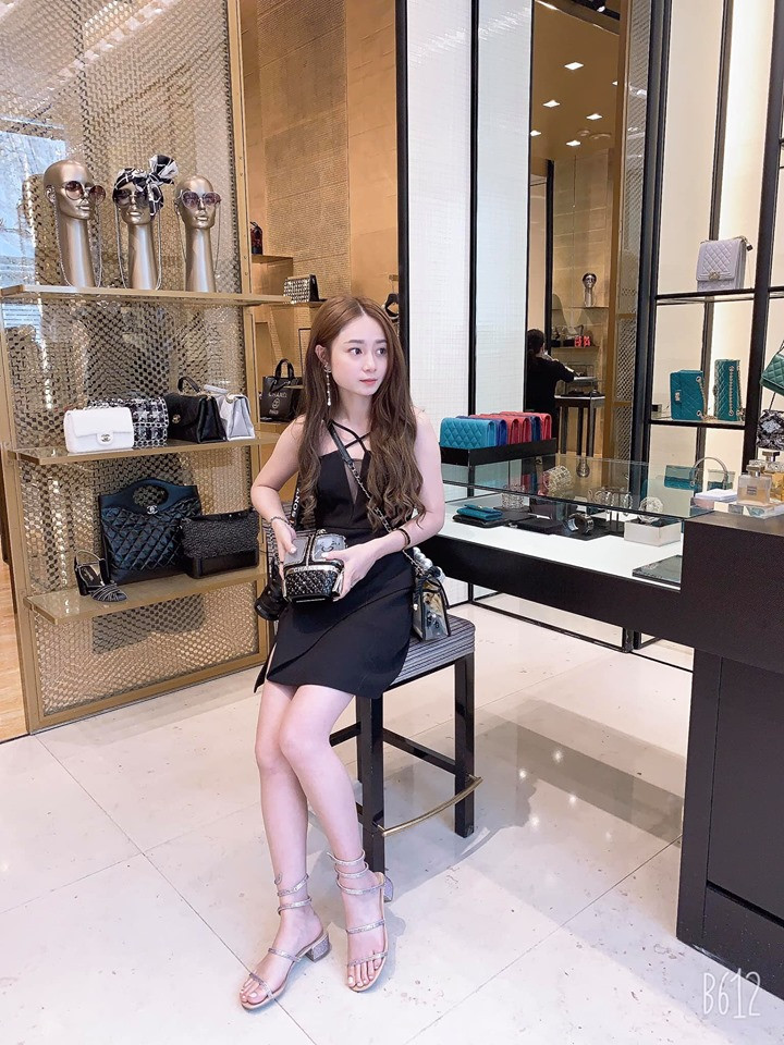 Được biết, Cẩm Tú sinh năm 1993 tại Hà Nội và hiện đang sống ở Mỹ, từng học ngành đạo diễn ở Việt Nam, sau đó sang Mỹ để học lên thạc sỹ và hiện đang làm đạo diễn tại một công ty truyền thông.