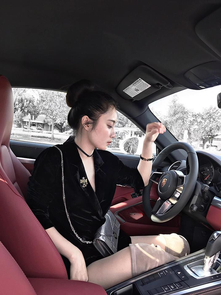 Trên trang cá nhân của mình, nữ Rich Kid này cũng đã nhiều lần khoe đồ hàng hiệu hay xế hộp sang chảnh khiến nhiều người ngưỡng mộ.