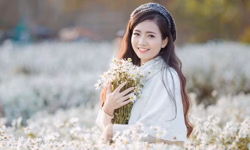 Cô giáo xinh đẹp của trường THPT chuyên Hà Nội - Amsterdam Phan Hồng Anh cũng được dân mạng quan tâm. Cô gái này từng là cái tên được chú ý tại cuộc thi Imiss Thăng Long 2010, khi đó Hồng Anh đang là nữ sinh khoa Toán, trường Đại học Sư phạm Hà Nội.