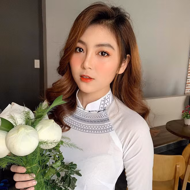 Nam Trân sở hữu chiều cao 1m66 với thân hình lý tưởng số đo 3 vòng 83 – 58 – 92 đáng mơ ước. Cô sinh ra và lớn lên tại Hóc Môn TP Hồ Chí Minh. Gia đình có truyền thống trong ngành giáo dục nên cô muốn nối nghiệp gia đình.