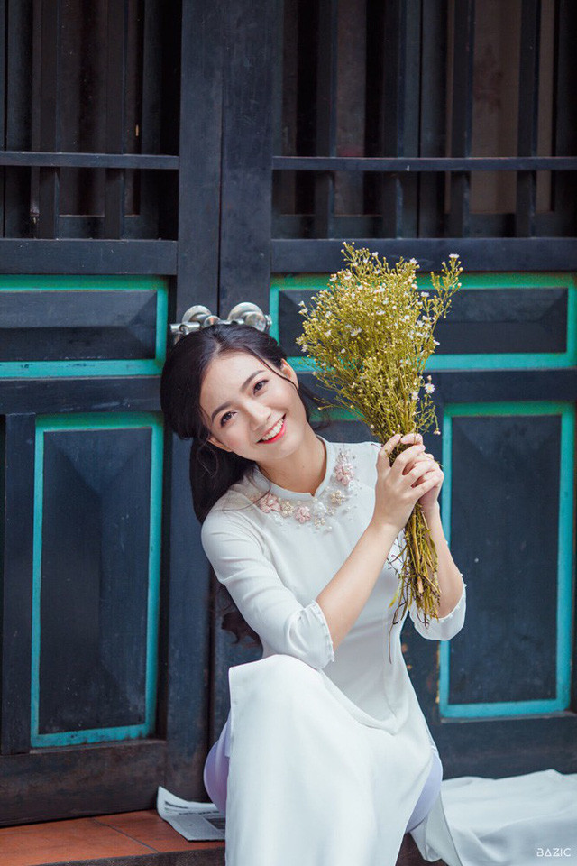 Nhờ sắc đẹp nổi bật của mình, cô nữ sinh sư phạm năm đó đã giành giải á khôi, sau khi tốt nghiệp bằng giỏi, Phan Hồng Anh được nhận về trường PTTH Amsterdam công tác.