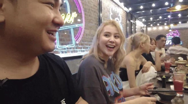 Tin đồn này bắt nguồn từ một đoạn video được nhiều netizen đào lại. Trong video, Sunna cùng vợ chồng Xoài Non – Xemesis đi ăn tại một nhà hàng ở Hà Nội, dân mạng soi được khoảnh khắc Sunna ngồi giữa hai vợ chồng. Vì quán ăn khá ồn, Xemesis phải ghé sát tai Sunna trò chuyện, trong khi đó Xoài Non chỉ tập trung ăn uống mà không để ý quá nhiều.