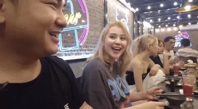 Tin đồn này bắt nguồn từ một đoạn video được nhiều netizen đào lại. Trong video, Sunna cùng vợ chồng Xoài Non – Xemesis đi ăn tại một nhà hàng ở Hà Nội, dân mạng soi được khoảnh khắc Sunna ngồi giữa hai vợ chồng. Vì quán ăn khá ồn, Xemesis phải ghé sát tai Sunna trò chuyện, trong khi đó Xoài Non chỉ tập trung ăn uống mà không để ý quá nhiều.