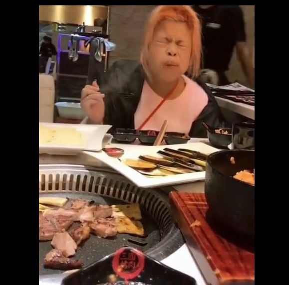 Vì trót mời “nàng” đi chơi nên Tiểu Lý vẫn mời cô đi ăn rồi tính nói chia tay.