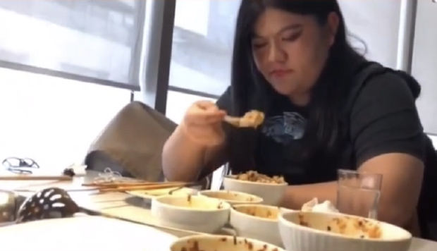 Thế nhưng, lúc bước tới nhà hàng và nhìn thấy bộ dạng "tình yêu online" của mình, Thẩm Long vô cùng bất ngờ, suy sụp tinh thần vì cô bạn gái xinh đẹp hiểu chuyện bấy lâu nay hóa ra ngoài đời lại trái ngược hẳn.