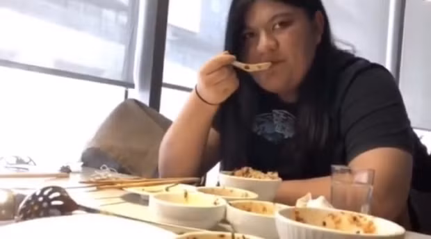 Cô nàng trông khá mập mạp, có khuôn mặt già dặn. Đặc biệt phong cách nói chuyện cũng như cách hành xử ở ngoài rất thô lỗ khiến anh không thể chấp nhận nổi.