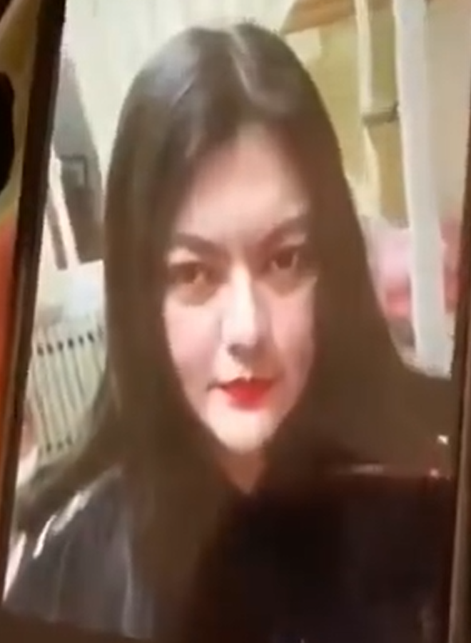 Chàng thanh niên tên Thẩm Long đến từ Tứ Xuyên (Trung Quốc) vừa qua gặp phải trường hợp chẳng ai muốn sau cuộc hẹn gặp bạn gái qua mạng. Qua những hình ảnh mà cô gửi cho, anh chàng cực ấn tượng trước nhan sắc sắc sảo này.