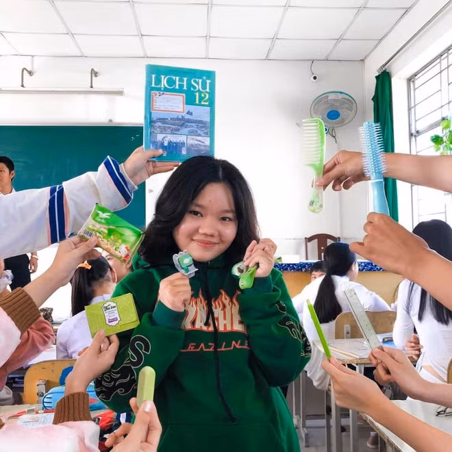 Trend lay cua hoi hoc sinh: Di hoc phai dien do 