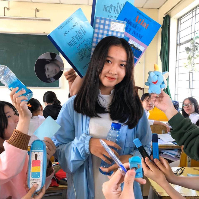 Mới đây, trên mạng xã hội xuất hiện một bộ ảnh của nhóm học sinh mặc quần áo, sử dụng đồ dùng học tập cùng tông màu tạo dáng ngay trong lớp học khiến nhiều người thích thú.