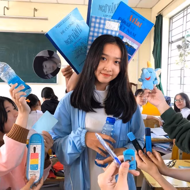 Mới đây, trên mạng xã hội xuất hiện một bộ ảnh của nhóm học sinh mặc quần áo, sử dụng đồ dùng học tập cùng tông màu tạo dáng ngay trong lớp học khiến nhiều người thích thú.