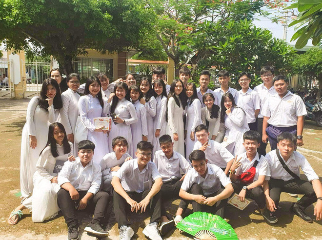 "Mình thích chụp ảnh, thích lưu lại kỷ niệm với các bạn mà loạt ảnh này là một trong những khoảnh khắc cực kỳ đáng nhớ về thanh xuân rực rỡ" - Nữ sinh cuối cấp chia sẻ.