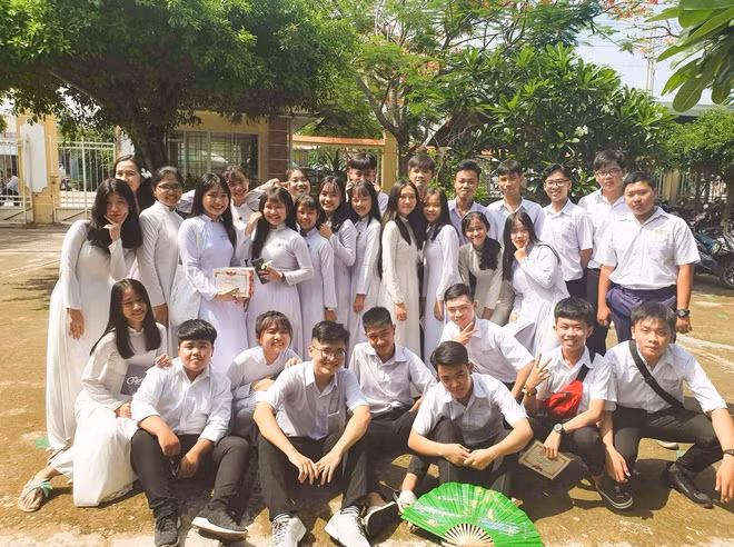 "Mình thích chụp ảnh, thích lưu lại kỷ niệm với các bạn mà loạt ảnh này là một trong những khoảnh khắc cực kỳ đáng nhớ về thanh xuân rực rỡ" - Nữ sinh cuối cấp chia sẻ.