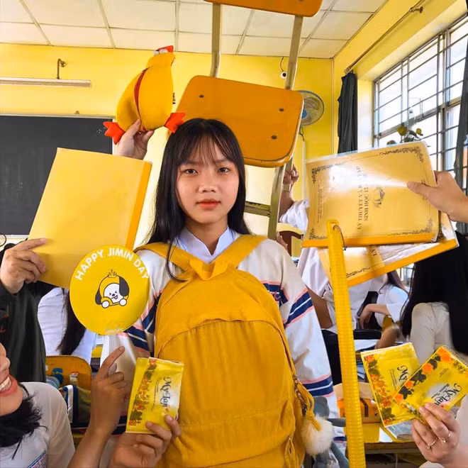 Bạn Nguyễn Thị Cẩm Tú (học sinh lớp 12.11 trường THPT Lê Quý Đôn, Tân An, Long An), chủ nhân của những tấm ảnh cho biết toàn bộ là kết quả của trò nghịch ngợm khi trống tiết của cả lớp.